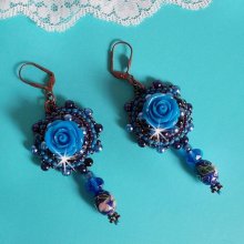 BO Blaue Rosen Royale bestickt mit Harzrosen, Perlmuttperlen, Anhängern aus Cloisonné-Porzellan, Facetten und Rocailles